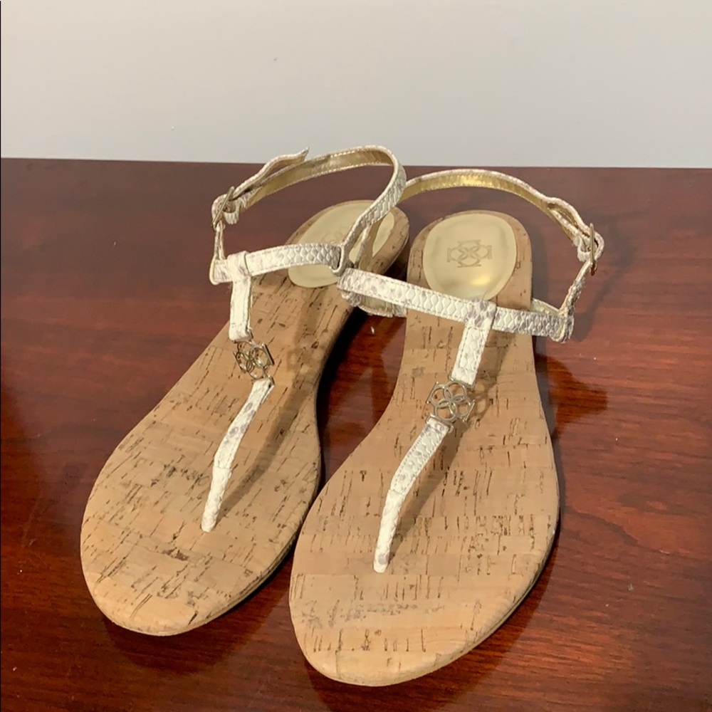 Ann Taylor women’s gold flat thong sandals 9.5M